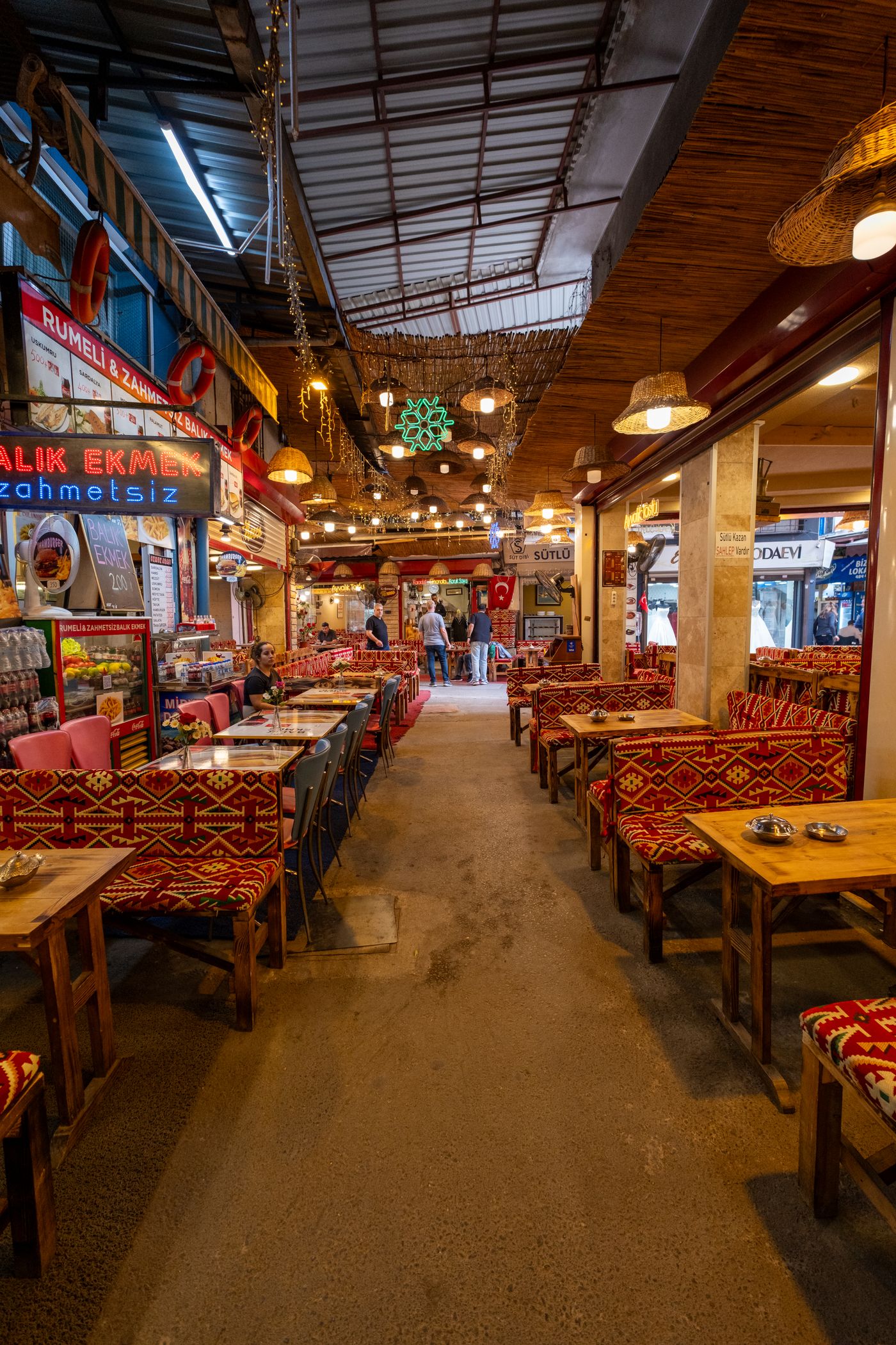 Türkçe tabelalı yerel restoran iç mekânı